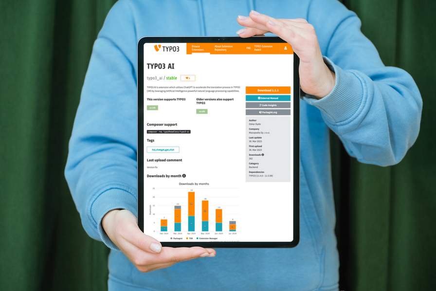 Jetzt mit einem Klick Ihre Website übersetzen. Person hält ein Tablet in die Kamera mit einem Screenshot von TYPO3