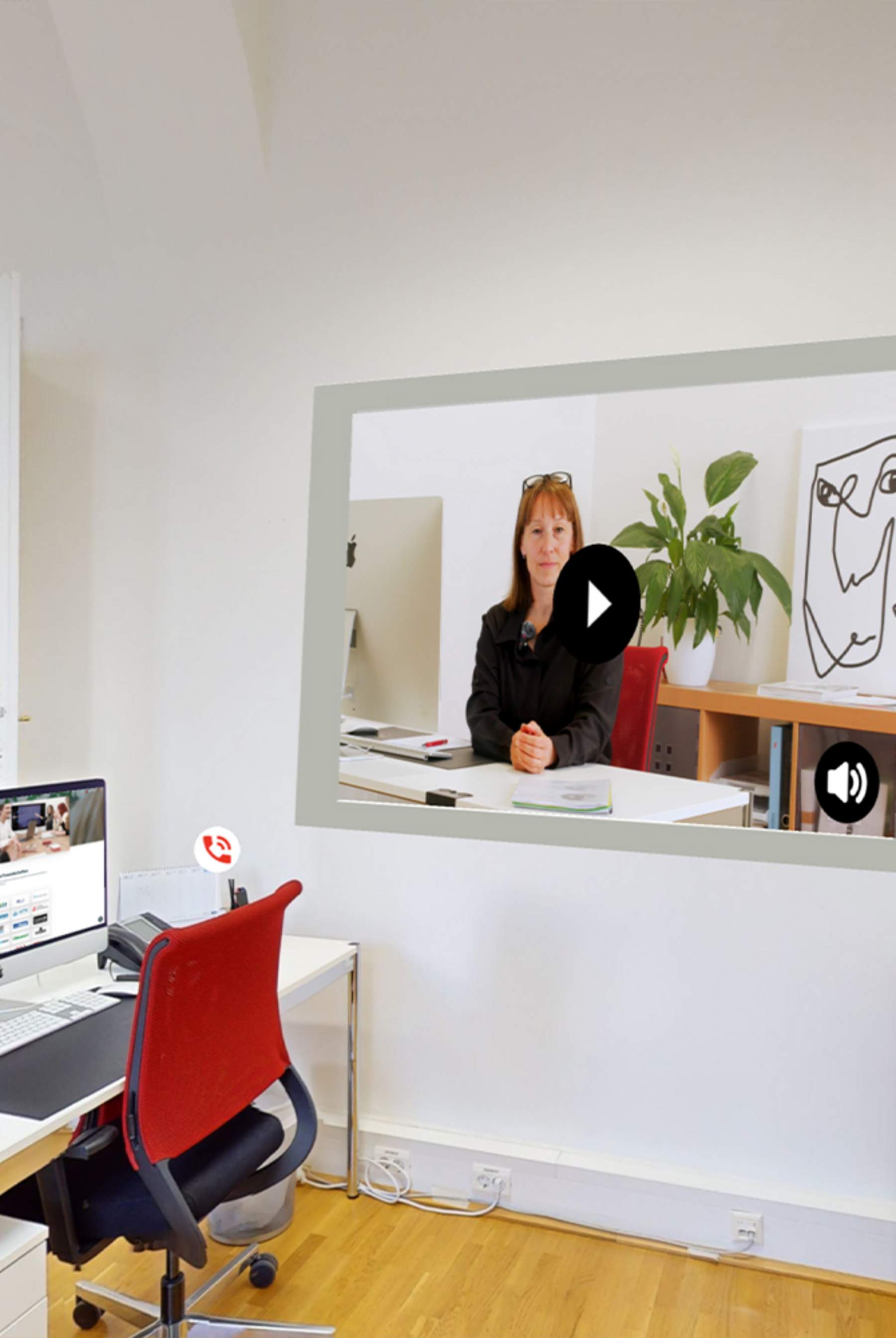 Digitale Darstellung eines Arbeitplatzes im 3D Rundgang der Firma chiliSCHARF, ergänzt durch ein Erklärvideo einer Mitarbeiterin