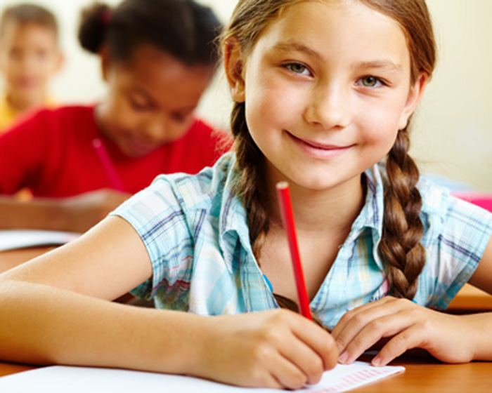 gekauftes Bild auf Shutterstock lachendes Kind in der Schulklasse
